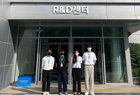 더존비즈온에 최근 입사한 경영회계서비스계열 학생들이 회사를 배경으로 포즈를 취했다.<사진=영진전문대>