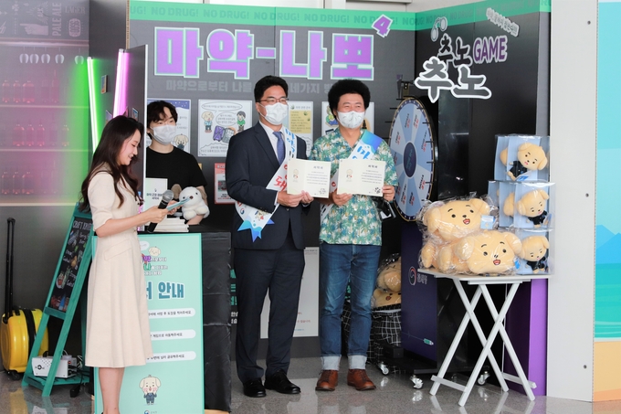 이날 인천공항 캠페인 현장에는 ‘나는 자연인이다’ 방송 프로그램에 출연 중인 윤택씨가 ‘캠페인 1일 홍보대사’로 함께 했다.