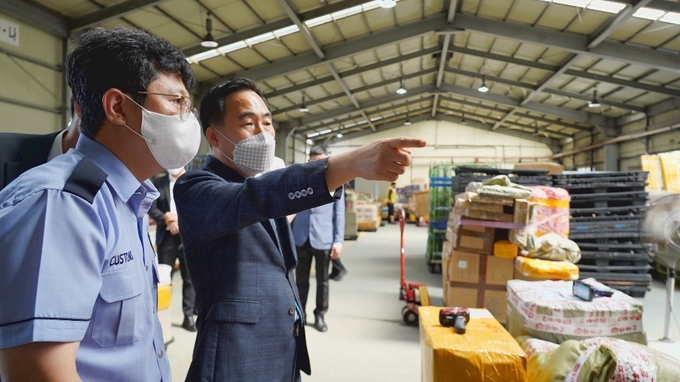 김재일 인천본부세관장이 인천항 해상특송 통관현장을 찾아 점검하고 있다.