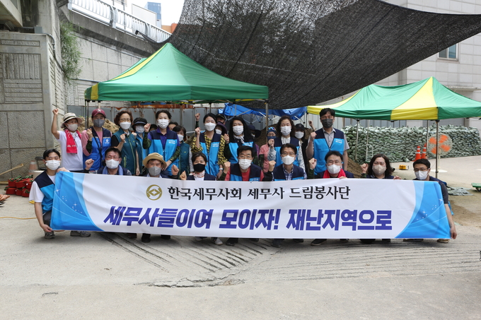 세무사 드림 봉사단은 지난 18일 반포종합운동장 내에 설치된 서초구자원봉사센터에서 반포천 범람 방지 모래주머니를 만드는 작업에 참여했다<사진=세무사회>. 