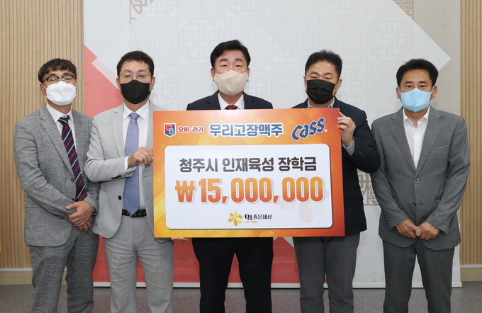 한정규 오비맥주 청주지점장, 최정욱 오비맥주 충청권역 본부장, 이범석 청주시장, 김두영 오비맥주 청주공장장, 홍순덕 청주시청 복지정책과장이 기탁식 이후 기념사진을 찍고 있다.<왼쪽부터 >