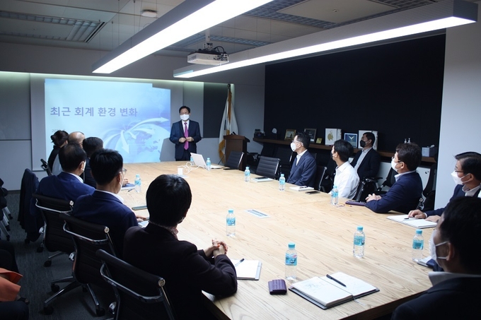 PKF서현회계법인은 24일 서현학술재단과 공동으로 ‘최근 회계 환경 변화’ 를 주제로 제2회 서현학술포럼을 개최했다.