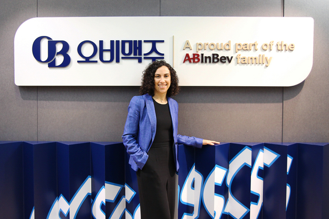제1회 ‘글로벌기후행동기금 컨퍼런스’에서 기후변화 대응기술을 주제로 사례 발표하는 오비맥주 지속가능경영.구매부문 나탈리 보르헤스 부사장 <사진제공=오비맥주>