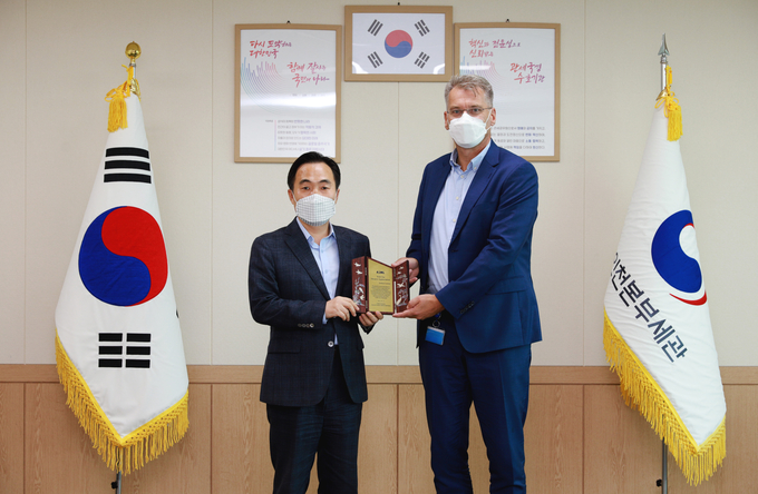 김재일 세관장이 프랭크 고머스 ASML 글로벌 통관 총괄이사로부터 감사패를 받고 있다.