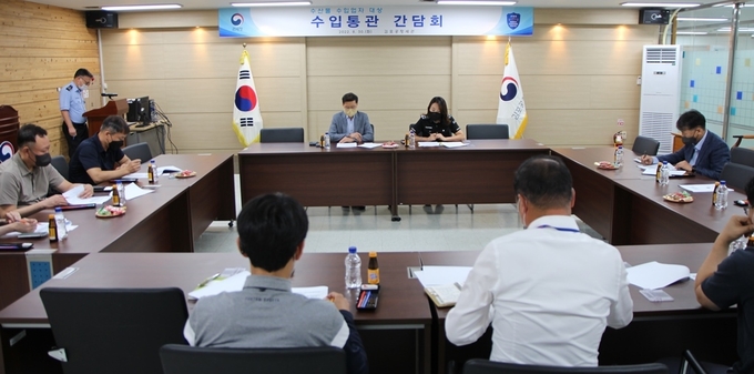 김포공항세관은 항공기를 이용한 수산물 수입업체들을 초청한 간담회를 열고 수산물 통관제도 설명 및 업계 애로사항 청취에 나섰다.