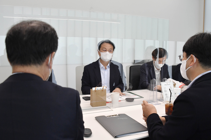 방기선 기재부 차관이 와이지-원을 방문해 간담회를 갖고 관계자의 설명을 듣고 있다<사진=기재부>.