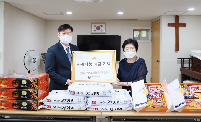 김진현<왼쪽> 중부지방국세청장은 2일 관내 사회복지시설 동광원을 찾아 위문품과 성금을 기탁했다.