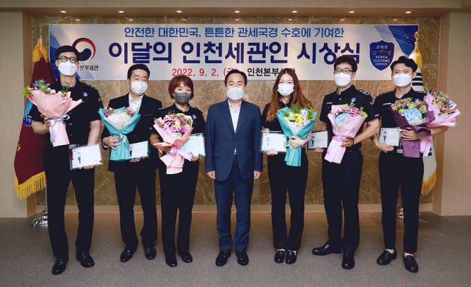 (왼쪽부터) 전관훈·노경국·문영임 관세행정관, 김재일 인천세관장, 문유미·한주석·김대훈 관세행정관.