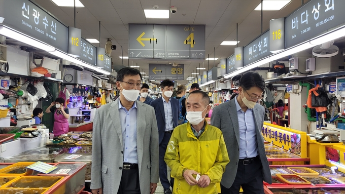 고석진 부산세관장(맨왼쪽)은 7일 자갈치 시장을 찾아 상인회 대표들과 환담하고 직접 물건을 구매했다.