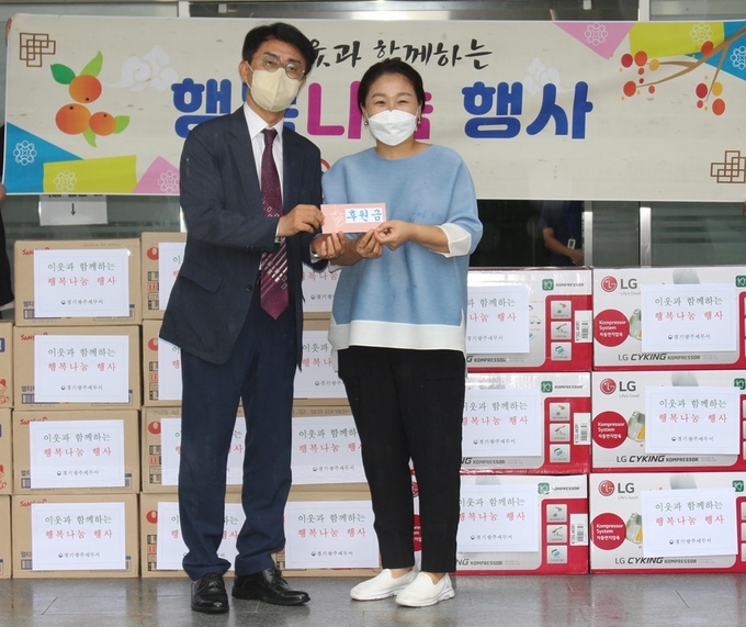 권영명(왼쪽) 경기광주서장이 장애인복지시설 품안의 집을 찾아 위문품과 성금을 전달하고 있다.