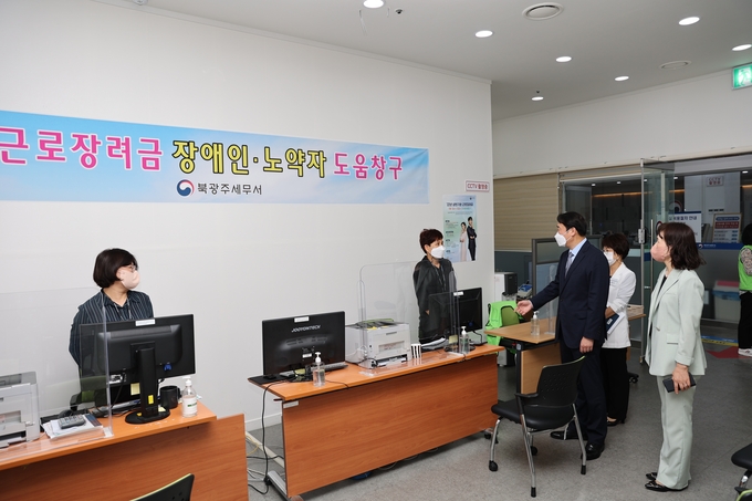 윤영석 광주국세청장<오른쪽 세번째>이 북광주서 '근로장려금 신청 도움창구'를 방문해 운영 현황을 점검했다.