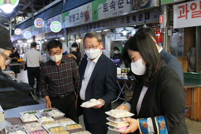 이경열 대전국세청장이 직원들과 함께 부여 지역 전통시장에서 떡을 구입하고 있다. 