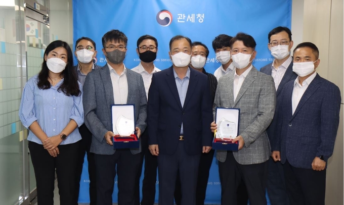 서재용<앞줄 중앙> 관세청 조사국장이 환경범죄 수사에 기여한 우수수사팀을 포상했다. 