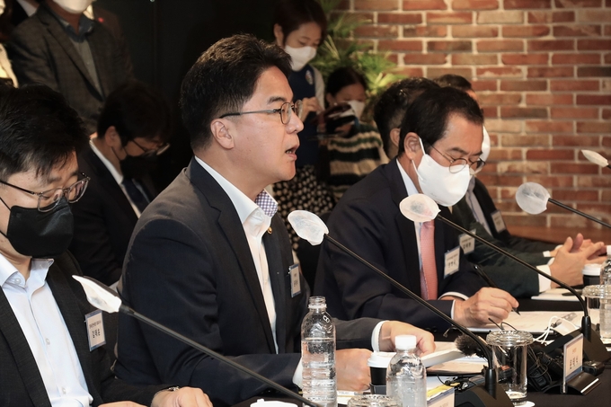 윤태식 관세청장이 14일 서울 명동신세계면세점에서 개최된 면세산업 활성화 대책 간담회에서 면세산업 활성화 대책을 발표하고 있다.(사진=관세청)
