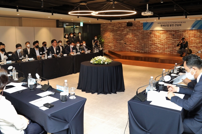 윤태식 관세청장이 14일 서울 명동신세계면세점에서 개최된 면세산업 활성화 대책 간담회에서 면세산업 활성화 대책을 발표하고 있다.(사진=관세청)
