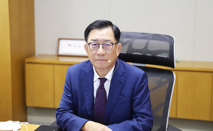 김영식 회장이 공인회계사시험 합격자 온라인 환영행사에서 인사말을 하고 있다. 