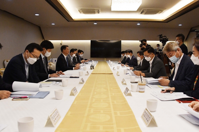 방기선 기획재정부 차관이 제8차 비상경제차관회의를 주재하고 있다<사진=기재부>.