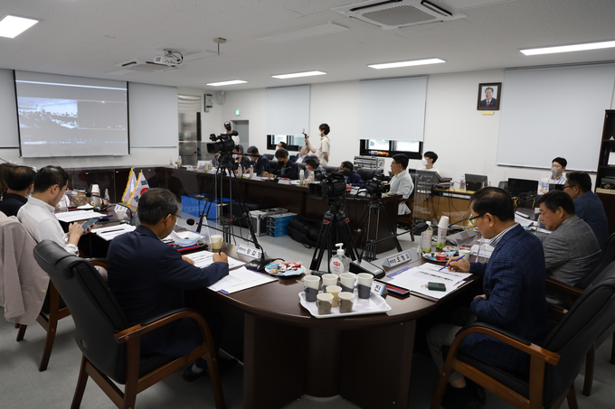 인천지방세무사회가 지난 16일 회관 회의실에서 구주북부세리사회와 화상 간담회를 하고 있다.