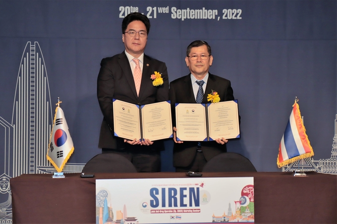 윤태식 관세청장이 20일 서울에서 개최된 한태 마약 단속성과 성과평가세미나에서 태국 관세총국 부국장과 마약류 단속에 관한 상호협력 강화 의향서에 서명후 기념촬영을 했다.(사진=관세청)