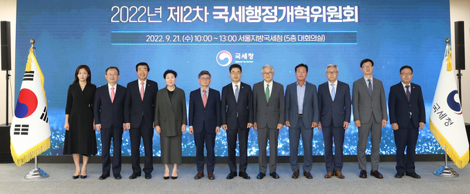 국세행정개혁위원회는 21일 서울지방국세청 회의실에서 김창기 국세청장 취임 후 첫 회의를 개최했다. (사진=국세청)