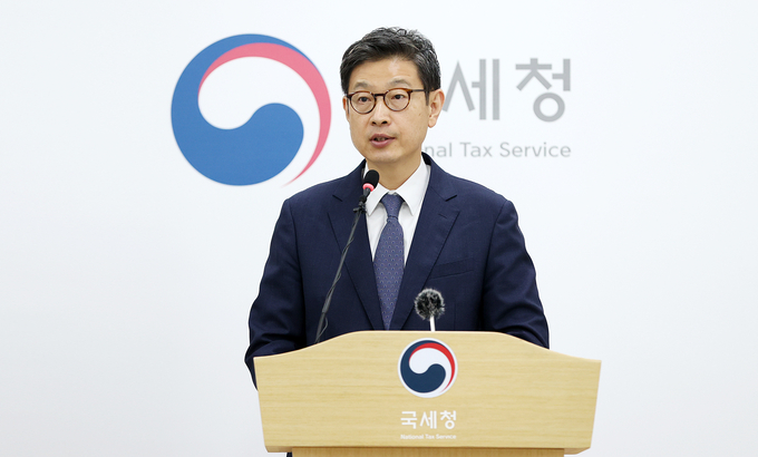 김동일 국세청 징세법무국장이 22일 국세청 기자실에서 타인 명의로 재산을 은닉한 고액체납자 등 체납자 527명에 대한 추적조사 실시 관련 브리핑을 하고 있다.(사진=국세청)