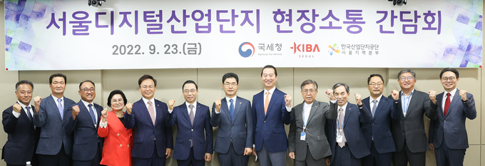 왼쪽부터 박재형 국세청 자산과세국장 , 차성규 대진반도체(주) 전무이사, ㈜이지네트웍스 박관병 대표이사, 이정희 주식회사 남평아이티 대표이사, 이계우 ㈜아쿠아픽 대표이사, 김기원 ㈜ 케이엘림뉴스타 대표이사, 김창기 국세청장, 이행만 한국산업단지공단 서울지역본부장, 김성만 문엔지니어링(주) 대표이사, 이재철 세기정보통신(주) 대표이사, 권대호 주식회사 에듀윌 대표이사, 김순모 ㈜아이퀘스트 대표이사, 강민수 서울지방국세청장