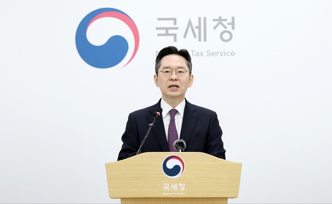 오호선 국세청 조사국장이 27일 국세청 기자실에서 공정경쟁과 국민통합을 저해하는 불공정 탈세자 32명 세무조사 관련 브리핑을 하고 있다.