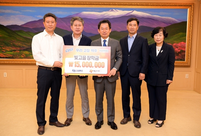 (왼쪽부터) 양우천 오비맥주 광주공장장, 이기형 오비맥주 서부권역 본부장, 문영훈 광주시 행정부시장, 이윤섭 오비맥주 광주지점장, 김순옥 여성가족교육국장 등이 기탁식 이후 기념사진을 찍고 있다.