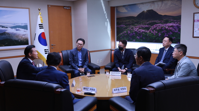 김완일<왼쪽 첫번째> 회장과 강민수<세번째> 서울청장이 관계자들이 참석한 가운데 환담을 나누고 있다. 