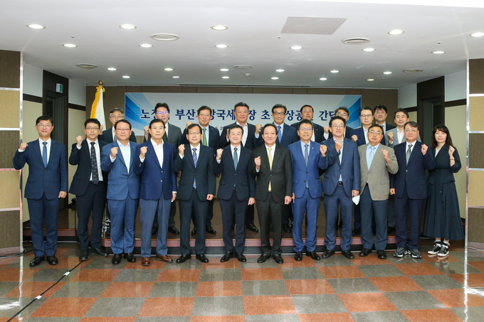 29일 부산상의 초청 세정간담회 참석자들이 기념촬영하고 있다.(첫째줄 왼쪽 여섯번째 노정석 부산청장, 왼쪽 일곱번째 장인화 부산상의 회장)