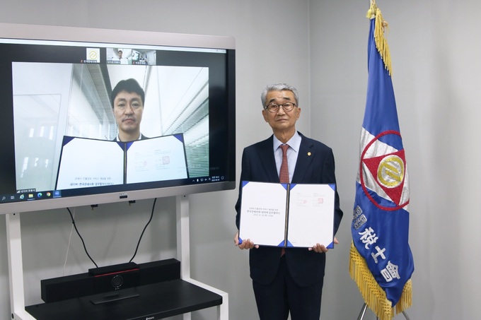 박창언<오른쪽> 한국관세사회장이 29일 온라인상에서 네이버와 인물정보 서비스 제휴 업무협약식을 체결하고 있다.