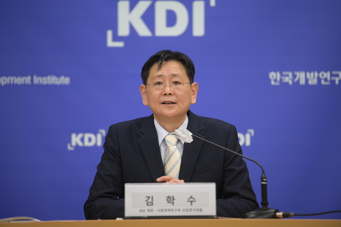 김학수 KDI 재정ㆍ사회정책연구부 선임연구위원이 '법인세 세율체계 개편안에 대한 평가와 향후 정책과제'에 대해 브리핑하고 있다(사진=KDI).