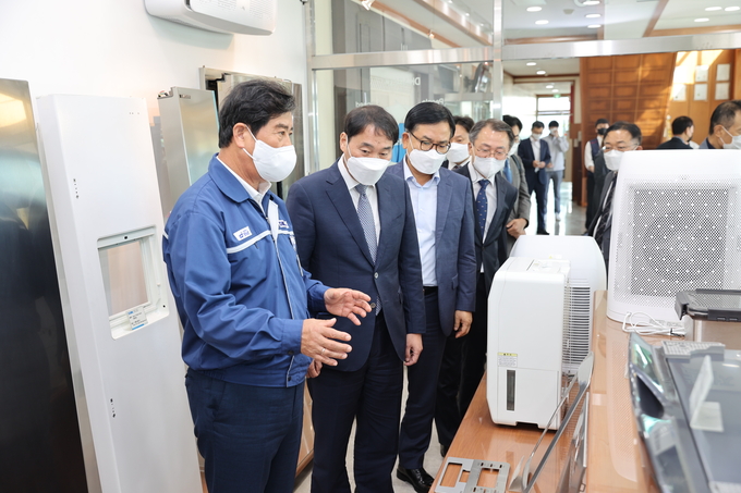김보곤 평동산단 운영협의회장<맨왼쪽>이 디케이(주)의 생산 상품을 윤영석 광주국세청장<왼쪽 두번째>등에게 설명하고 있다.