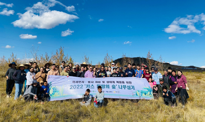 몽골 학생 봉사단이 몽골 북동부 에르덴솜 지역에서 나무심기 봉사활동을 마치고 단체 사진을 찍고 있다.