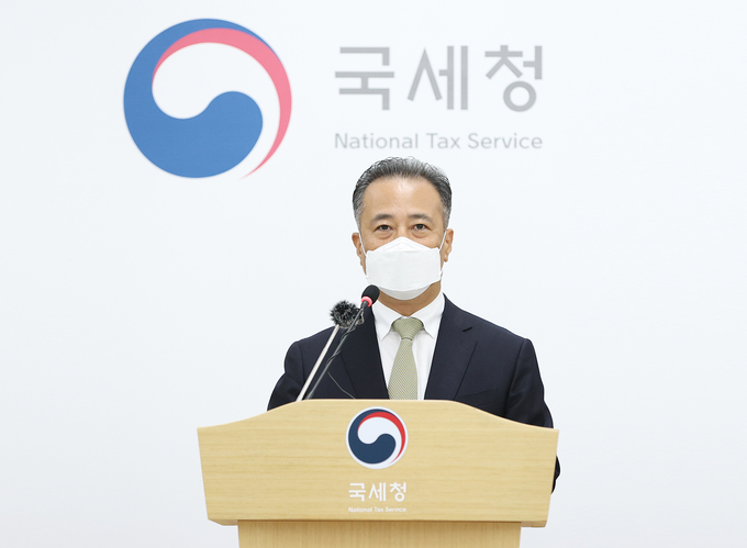 박재형 국세청 자산과세국장이 6일 국세청 기자실에서 해외이민 가장 변칙 상속증여 등 혐의자 등 99명 세무조사 관련 브리핑을 하고 있다.(사진=국세청)