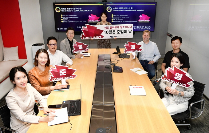 오비맥주 배하준 대표(오른쪽 세번째)와 법무·정책홍보 부문 구자범 부사장(왼쪽 세번째)이 삼성동 본사에서 준법의 달 시작을 알리며 기념촬영을 하고 있다. (사진=오비맥주)