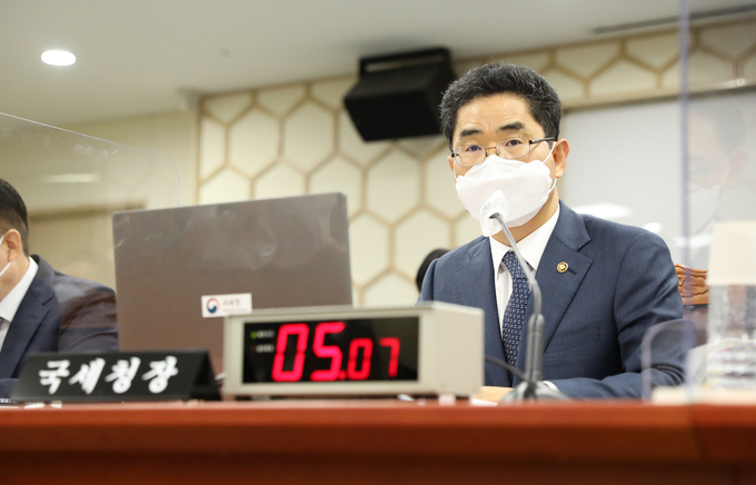 김창기 국세청장이  12일 국회 기재위 국정감사에서 답변하고 있다.(사진=국세청)