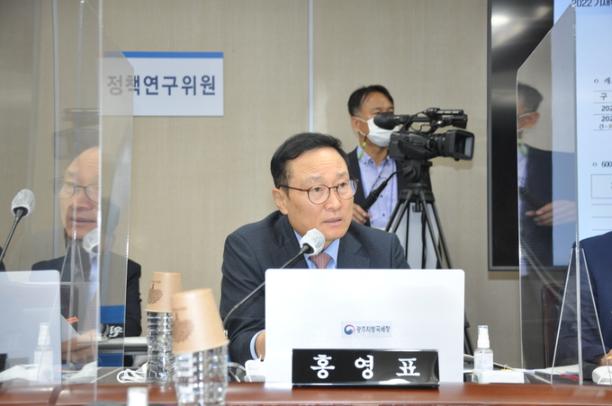 홍영표 의원이 질의하고 있다.