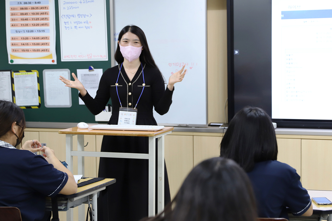 김혜련 회계사가 서울 거원중에서 중1 학생들에게 회계교육 강의를 하고 있다.<사진=회계사회>