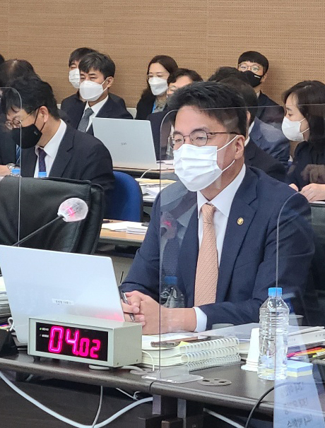 윤태식 관세청장이 국회 기재위 국정감사에서 답변하고 있다.