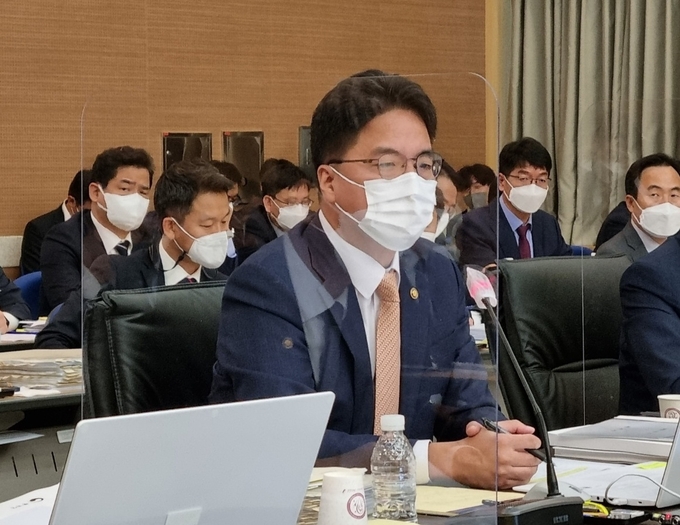 윤태식 관세청장이 질의에 답변하고 있다.