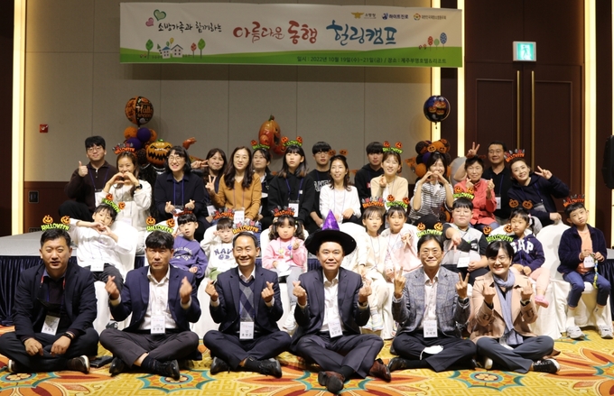 하이트진로 김인규 대표(앞줄 오른쪽 세번째)와 소방청 홍영근 기획조정관(앞줄 왼쪽 세번째)을 포함한 ‘하이트진로와 함께 하는 소방가족 힐링캠프’ 참가자들이 기념 촬영을 하고 있다.<사진=하이트진로>