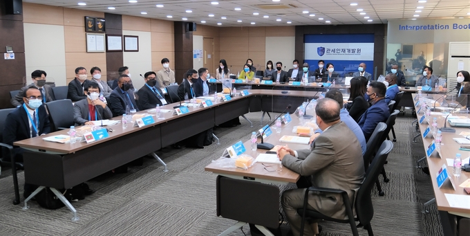 관세인재개발원이 개최한 제25차 관세행정 능력배양 연수회에서 각국 세관공무원들이 개막식에 참석하고 있다.