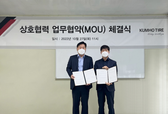 임병석(왼쪽) 금호타이어 한국영업담당 상무, 최창구 순천교통 대표가 참석하여 MOU 체결식을 가졌다.