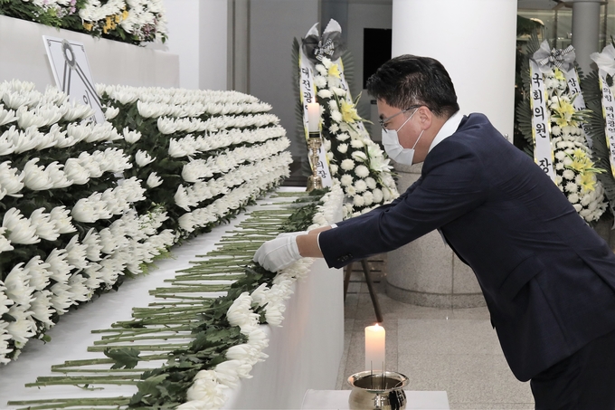 윤태식 관세청장이 이태원 사고 사망자 합동분향소에서 조문하고 있다. 