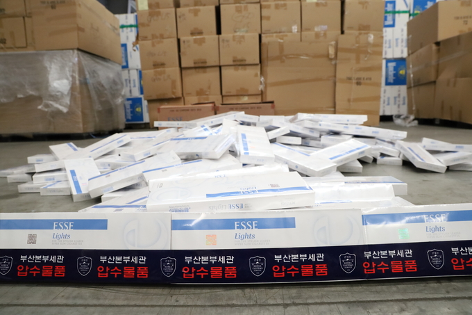입수된 담배 12만갑 사진.(사진=부산세관)