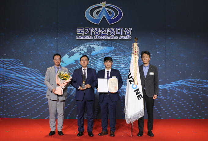더존비즈온은 제46회 국가생산성대회에서 4차 산업혁명 선도기업 부문 ‘대통령 표창’을 수상했다.(사진=더존비즈온)
