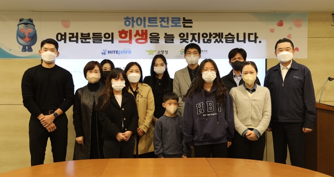 하이트진로는 지난 3일 청담동 사옥에서 소방공무원 유가족을 위한 생계비와 교육비, 소송비 등 지원금 전달식을 가졌다. 