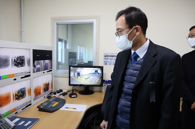 정승환 서울세관장이 국제이사화물통관센터 엑스레이 판독실에서 화물 모니터링 현황을 점검하고 있다.