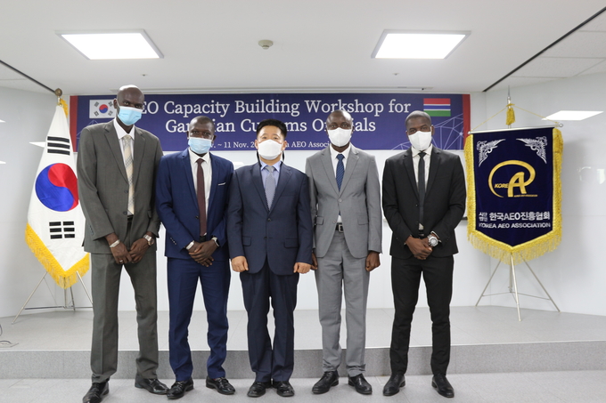 권태휴 한국AEO진흥협회 본부장(가운데)이 워크숍 참가자와 기념촬영을 하고 있다.